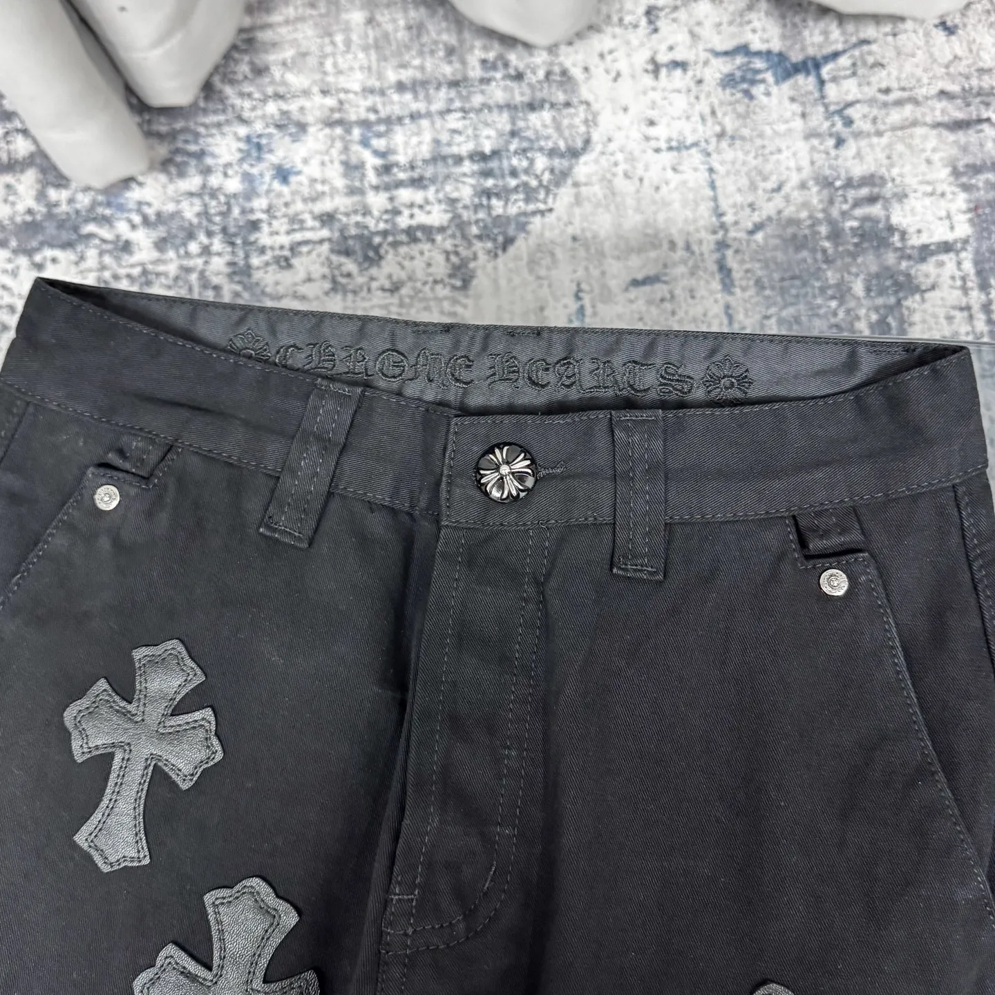 P270 Chrome Hearts CH casual black trousers cross-patched leather jeans. Original purchased and patterned to truly restore the ultimate texture of Vintage. Special Italian cowhide print and then cut. Customized sheepskin three-layer thick line leather. The whole is spliced in heavy water washing process. Craftsmen hand-splash ink. You can see the details. Three-dimensional cutting version. Loose and comfortable. Not flattering on the figure. Shows height and slimness. Factory Seiko. Original quality control. Same style for men and women. Can be matched with couples. Versatile recommendation. The must-have jeans for all seasons Color: black Size: 28/30/32/34 Waist: 73/78/83/88 Pants length: 102/104/106/108